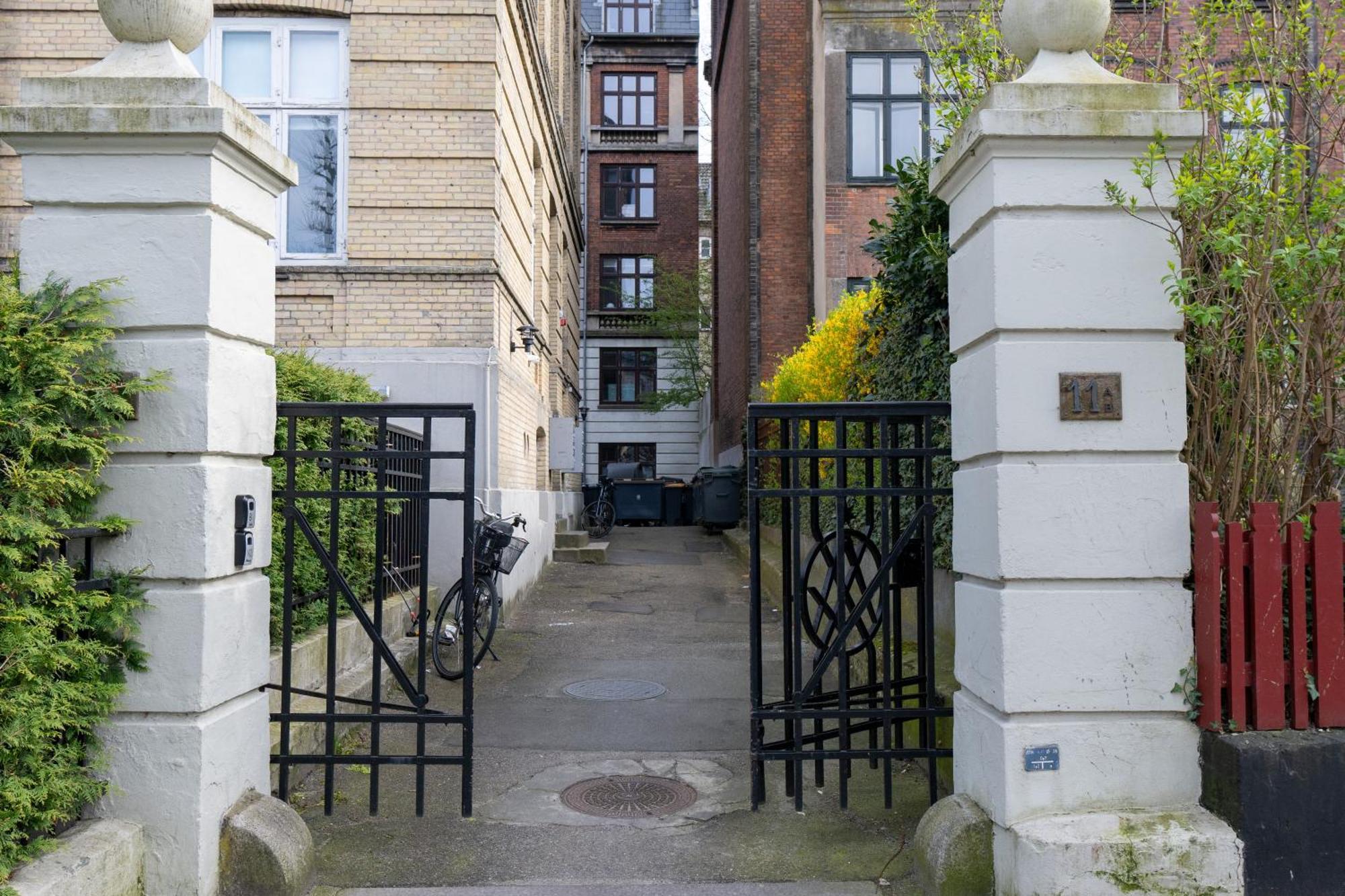 Unique 3 Bedroom Apartment In Vibrant Frederiksberg Копенхаген Екстериор снимка